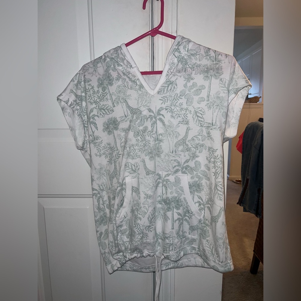 Woman’s small short sleeve nature print shirt with hood